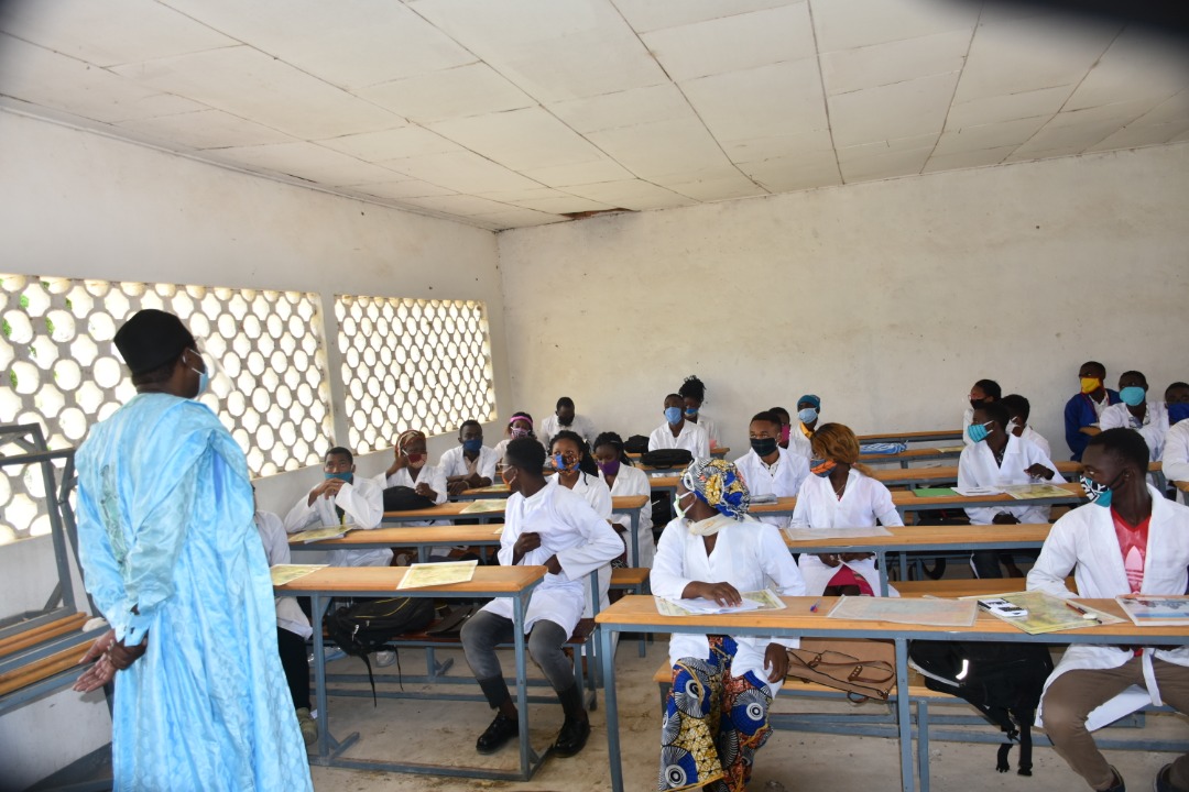 Le Recteur de l'UMa appréciant la distanciation sociale dans une salle de cours de la FMIP à Kaélé le 19.06.2020