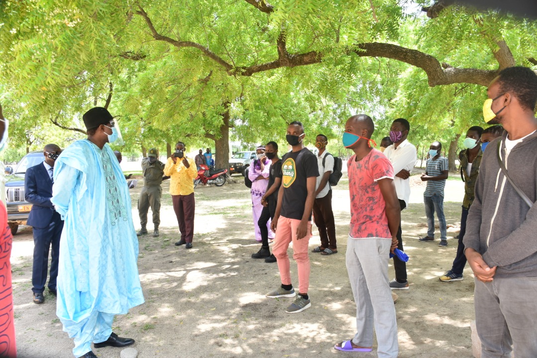 Le Recteur de l'UMa en conversation avec les étudiants devant le restaurant universitaire de la FMIP à Kaélé où la distanciation physique est respectée le 19.06.2020