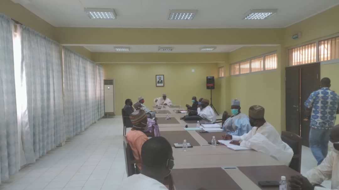 Le Recteur de l’Université de Maroua, le Professeur Idrisou Alioum, préside la passation de service des responsables des services centraux nommés à savoir les Professeurs Kolyang (VR-EPDTIC), Ali Ahmed (SG), Bouba Kidakou (CT) et Danwe Raidandi (DIPD) au bâtiment du CRTE de l’ENS de l’UMa.