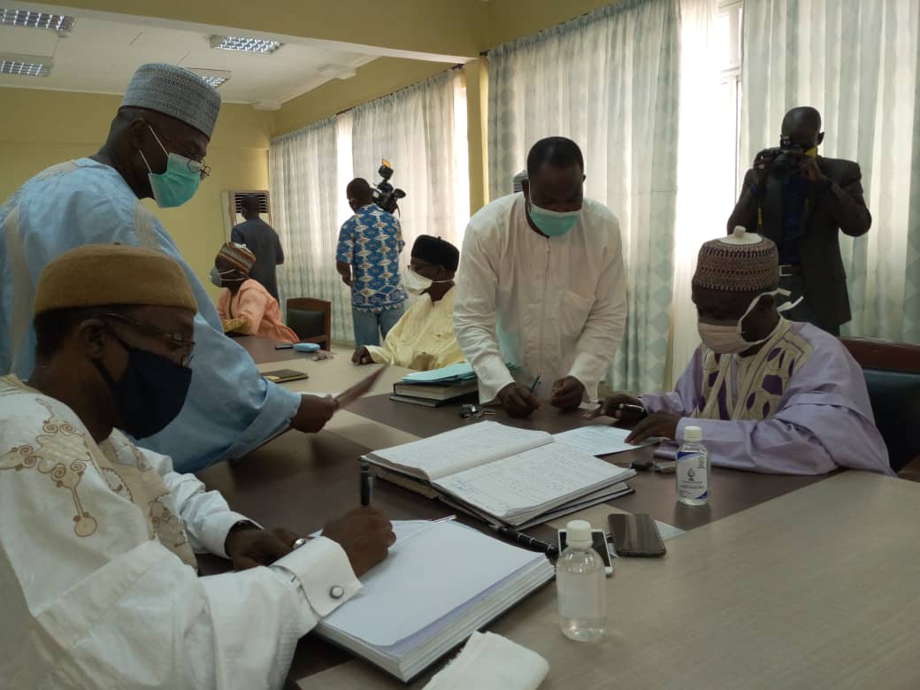 Passation de service entre le Professeur Ali Ahmed (à gauche), Secrétaire Général entrant de l’UMa et le Professeur Halidou Mamoudou, Secrétaire Général sortant.