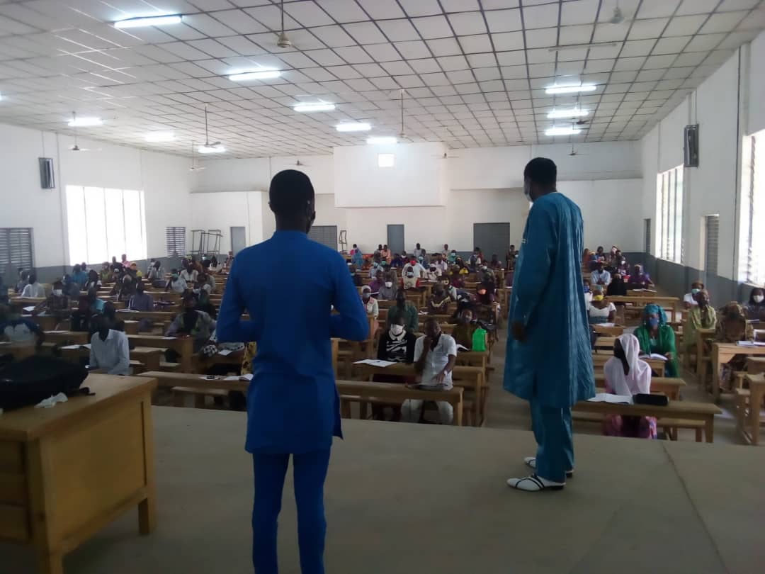 e Recteur de l'UMa, le Professeur IDRISSOU ALIOUM dans un amphi 500 contenant 210 étudiants (respect de la distanciation physique)