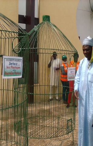 Le Maire de la ville de Maroua recevant le don de l’UMa