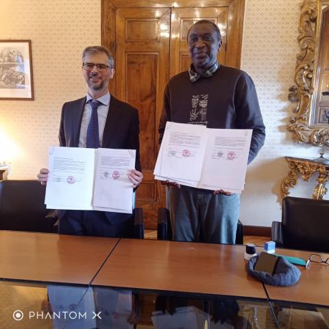 Le Prof Idrissou Alioum, Recteur de l'Université de Maroua et le Prof. Valerio de Cesaris, Recteur de l'Università per Stranieri di Perugia ont signé ce vendredi 19 avril 2024, un accord cadre de partenariat ciblant la mobilité des étudiants et des enseignants ainsi que les publications et les manifestations scientifiques conjointes. 